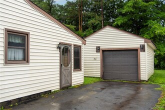 8 Mapledale Rd in New Hartford, NY - Foto de edificio - Building Photo