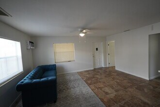 1245 19th Ave N in Lake Worth Beach, FL - Foto de edificio - Building Photo