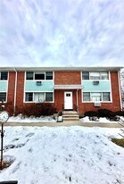 174 N Middletown Rd in Pearl River, NY - Building Photo