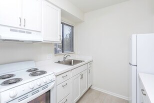 Tapiola Village Senior Apartments in Farmington Hills, MI - Building Photo