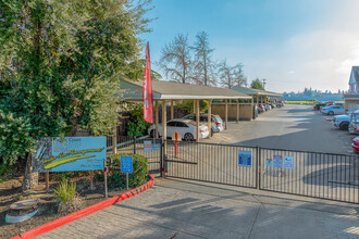 Magpie Creek Condominiums in Sacramento, CA - Foto de edificio - Building Photo