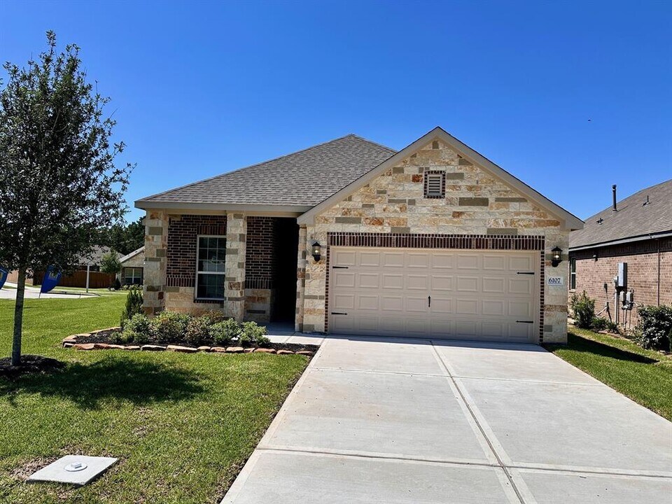 6107 White Spruce Dr in Conroe, TX - Foto de edificio