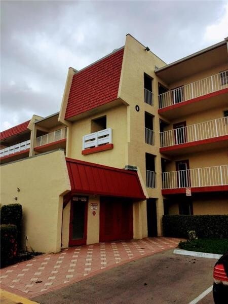 1010 Country Club Dr-Unit -308 in Margate, FL - Building Photo