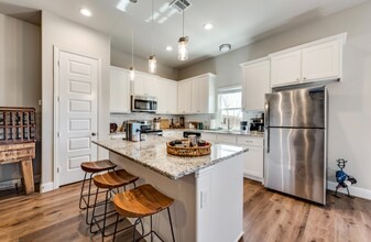 721 N Jefferson St, Unit 1111 in Pilot Point, TX - Foto de edificio - Building Photo