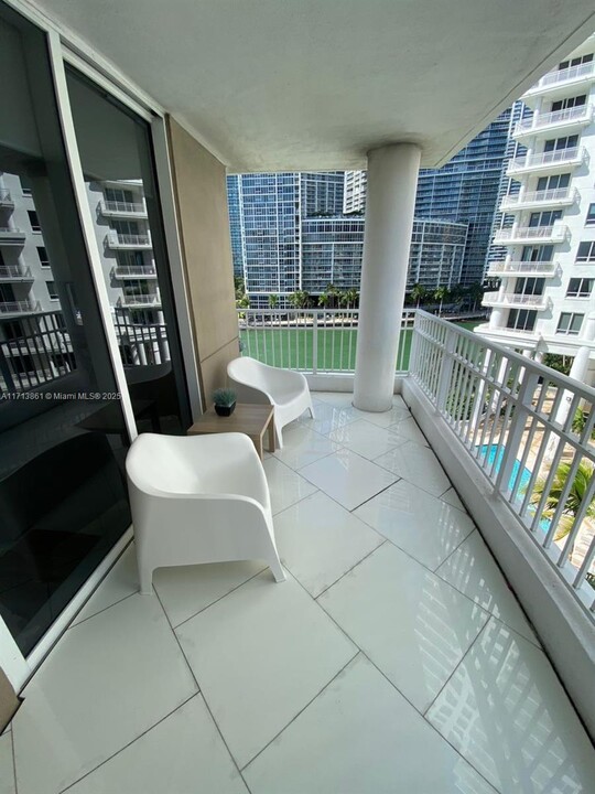 701 Brickell Key Blvd in Miami, FL - Building Photo