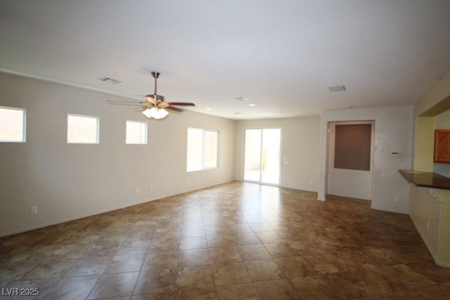 2671 Lochleven Way in Henderson, NV - Foto de edificio