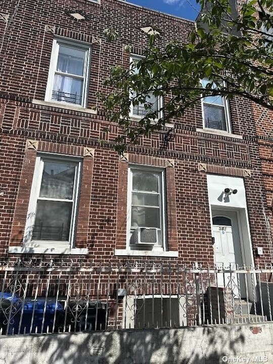 581 Van Siclen Ave in Brooklyn, NY - Building Photo