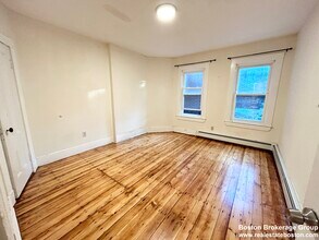 81 Windsor St in Boston, MA - Foto de edificio - Building Photo