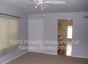 2333 SW Moundview Dr in Topeka, KS - Building Photo - Building Photo