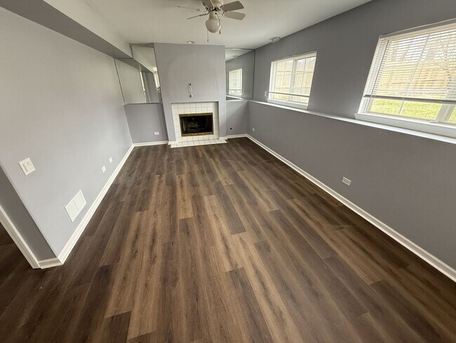 1390 Golden Oaks Pkwy in Aurora, IL - Building Photo - Building Photo