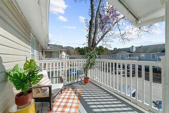 704 Augusta Dr SE, Unit St Augustine Place in Marietta, GA - Foto de edificio - Building Photo