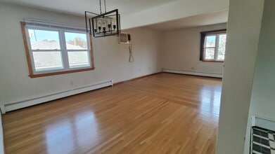 21 Rose St, Unit 2nd floor in East Rutherford, NJ - Foto de edificio - Building Photo