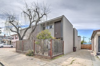 5439 Bancroft Ave in Oakland, CA - Building Photo - Primary Photo