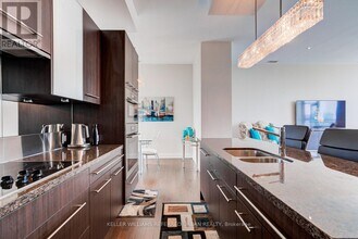 80-4480 John St in Toronto, ON - Building Photo - Building Photo