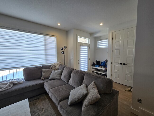 4423 Bowness Rd NW in Calgary, AB - Building Photo - Building Photo