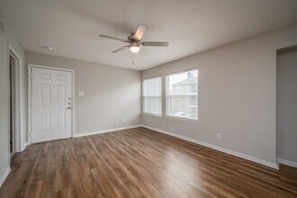 The Life at Grand Oaks in Houston, TX - Foto de edificio - Interior Photo