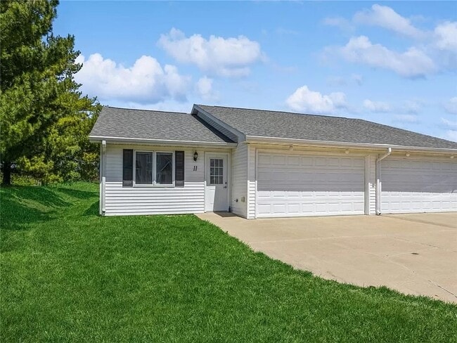 11 NE Sunrise Dr in Waukee, IA - Foto de edificio - Building Photo