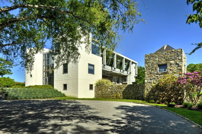151 Barnes Hole Rd in East Hampton, NY - Foto de edificio - Building Photo