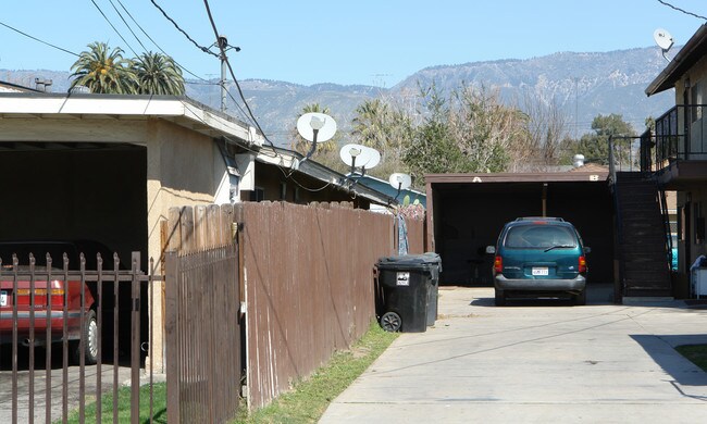 216 E 10th St in San Bernardino, CA - Foto de edificio - Building Photo