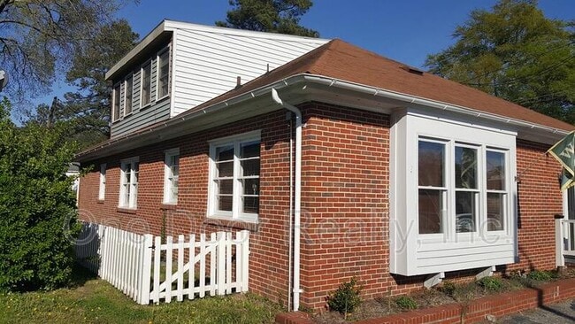 1107 Richmond Rd in Williamsburg, VA - Foto de edificio - Building Photo