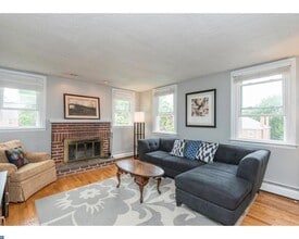 4236 Valley Rd, Unit 2 fl in Drexel Hill, PA - Foto de edificio - Building Photo