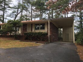 129 W Blythe Cir in Hendersonville, NC - Building Photo