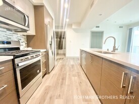 4849 Oakwood Ave, Unit 401 in Los Angeles, CA - Building Photo