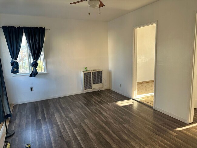 934 1/2 West 71st Street in Los Angeles, CA - Building Photo - Building Photo