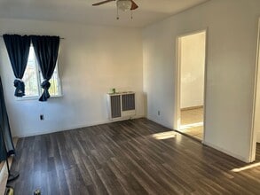 934 1/2 West 71st Street in Los Angeles, CA - Building Photo - Building Photo