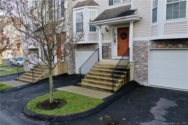 1302 Briar Woods Ln in Danbury, CT - Building Photo - Building Photo