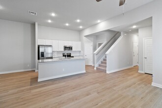 801 Staglin St in Buda, TX - Foto de edificio - Building Photo