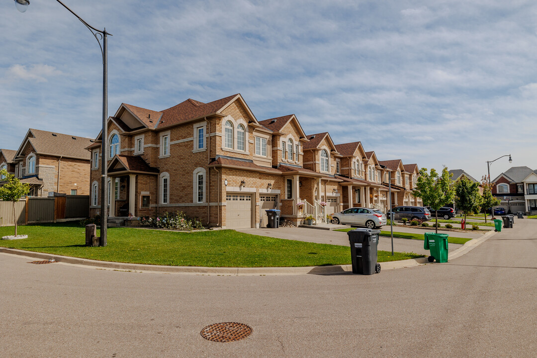 9 Kempsford Cres in Brampton, ON - Building Photo