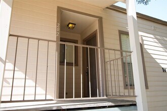 202 Lakeview Terrace, Unit H in Montgomery, TX - Building Photo - Building Photo