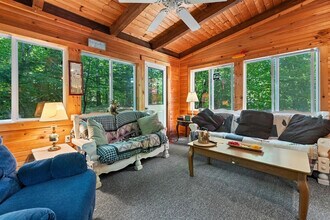 19 N Beach Rd in Raymond, ME - Foto de edificio - Building Photo