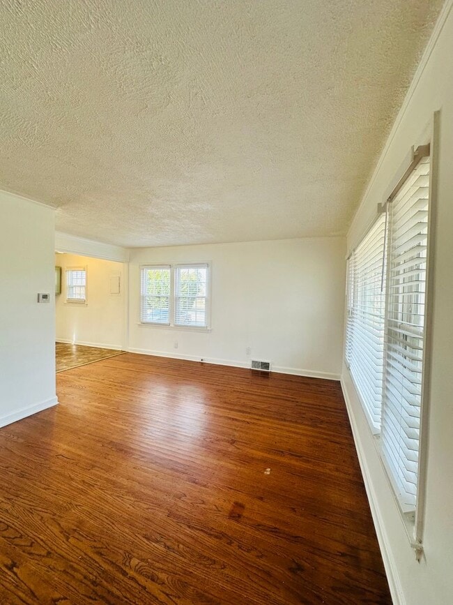 2902 Yorkshire Blvd in Louisville, KY - Building Photo - Building Photo