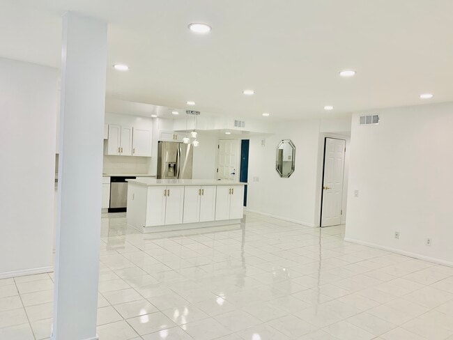 5301 Balboa Blvd, Unit F7 in Encino, CA - Foto de edificio - Building Photo