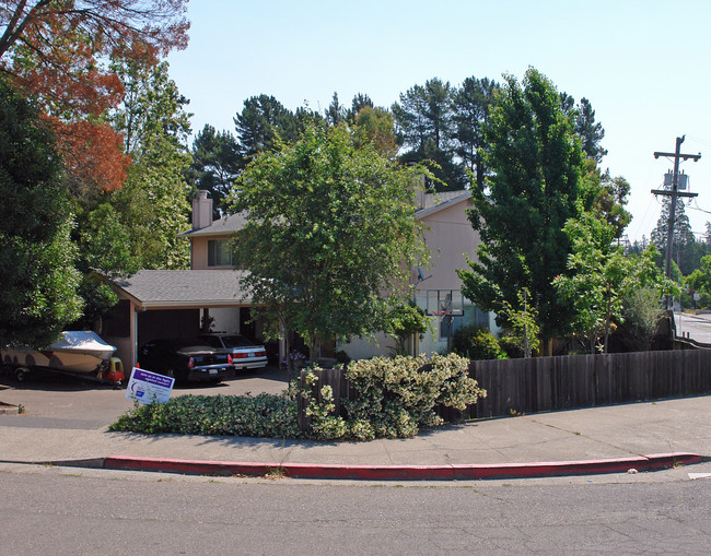 101 Nelson Way in Sebastopol, CA - Foto de edificio - Building Photo