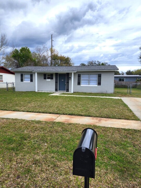 2441 Greenwood St in Deltona, FL - Building Photo