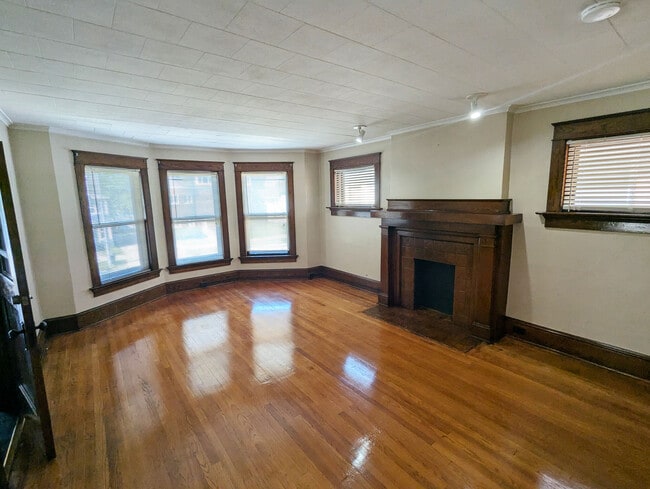 353 W 10th St, Unit 353 W 10th St in Erie, PA - Foto de edificio - Building Photo
