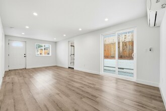 5549 Fulcher Ave in Los Angeles, CA - Building Photo - Building Photo