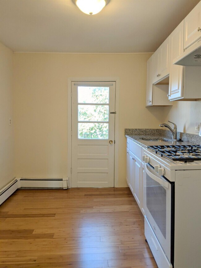 2 Evergreen Sq, Unit 3 in Somerville, MA - Building Photo - Building Photo