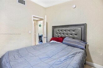 2165 NW 23rd St, Unit 2 in Miami, FL - Foto de edificio - Building Photo