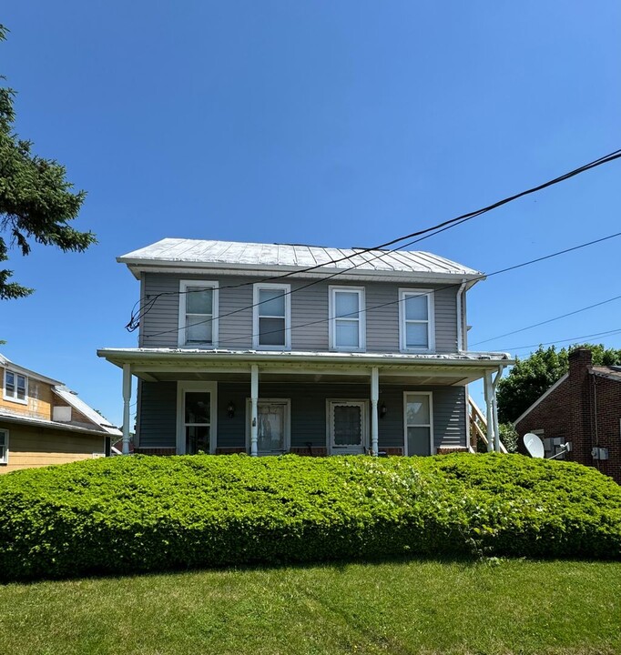 153 N Hanover St in Elizabethtown, PA - Building Photo