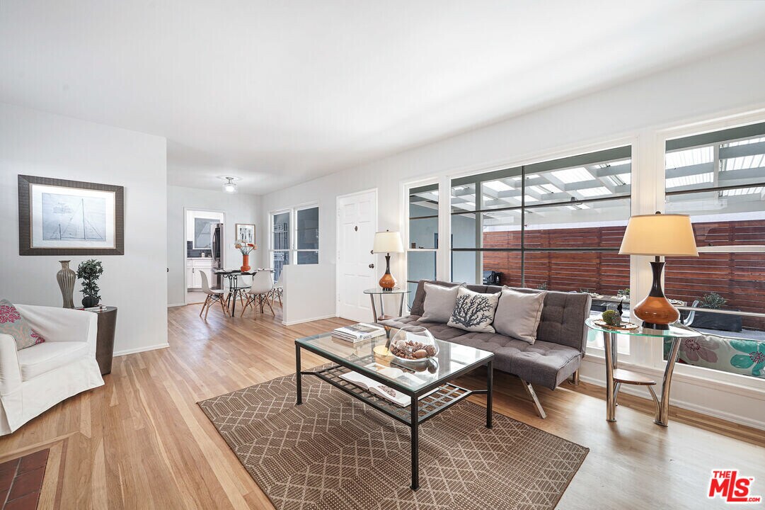 1019 Marco Pl in Los Angeles, CA - Building Photo
