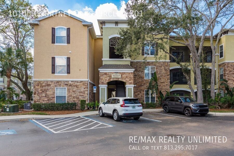 10105 Courtney Oaks Cir in Tampa, FL - Foto de edificio