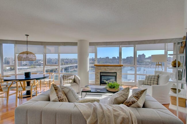 1033 Marinaside Crescent