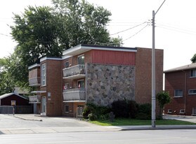 725 Upper James St in Hamilton, ON - Building Photo