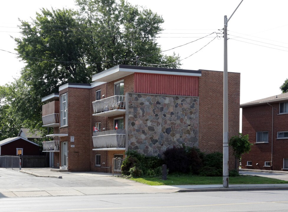 725 Upper James St in Hamilton, ON - Building Photo