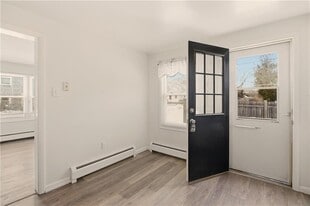 1 Aquidneck Dr in Middletown, RI - Building Photo