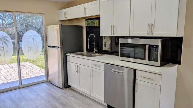 3741 SE Dixie Ross St in Stuart, FL - Building Photo - Building Photo